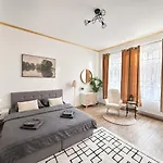 Spacious 95m2 Riverside Zborovska Smichov Apartment Prague