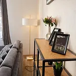 Apartment Spacious 95m2 Riverside Zborovska Smichov *