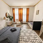 Spacious 95m2 Riverside Zborovska Smichov Prague