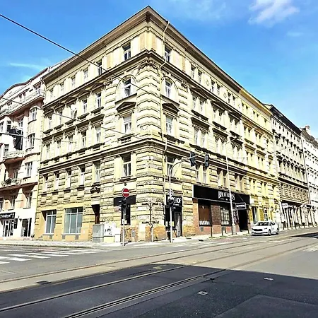 Spacious 95m2 Riverside Zborovska Smichov *