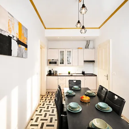 Spacious 95m2 Riverside Zborovska Smichov Prague