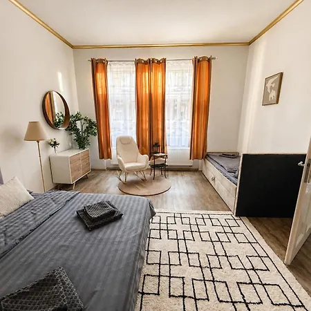 Spacious 95m2 Riverside Zborovska Smichov Πράγα